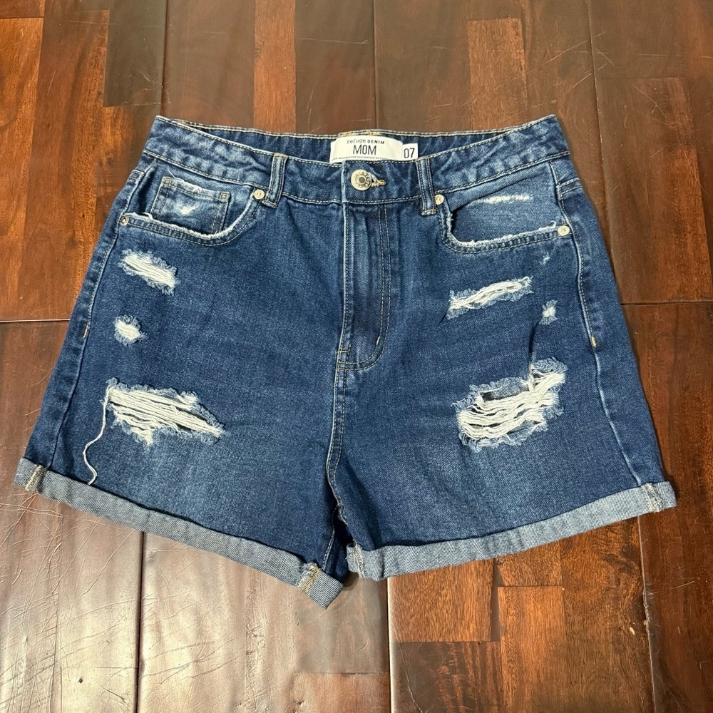 Refuge Denim Mom Jean Shorts Women’s Size 7 Distressed